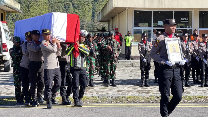 Jenazah Bripka Anumerta Ronald M. Enok Diterbangkan ke Jayapura