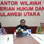 Kepala Kantor Wilayah Kementerian Hukum (Kemenkum) Sulawesi Utara, Kurniaman Telaumbanua bersama Kepala Divisi Peraturan Perundang-undangan dan Pembinaan Hukum, Veiby Koloay serta Tim Penyuluh Hukum Kanwil Kemenkum Sulut mengikuti rapat koordinasi terkait penilaian dan verifikasi Desa/Kelurahan Sadar Hukum.