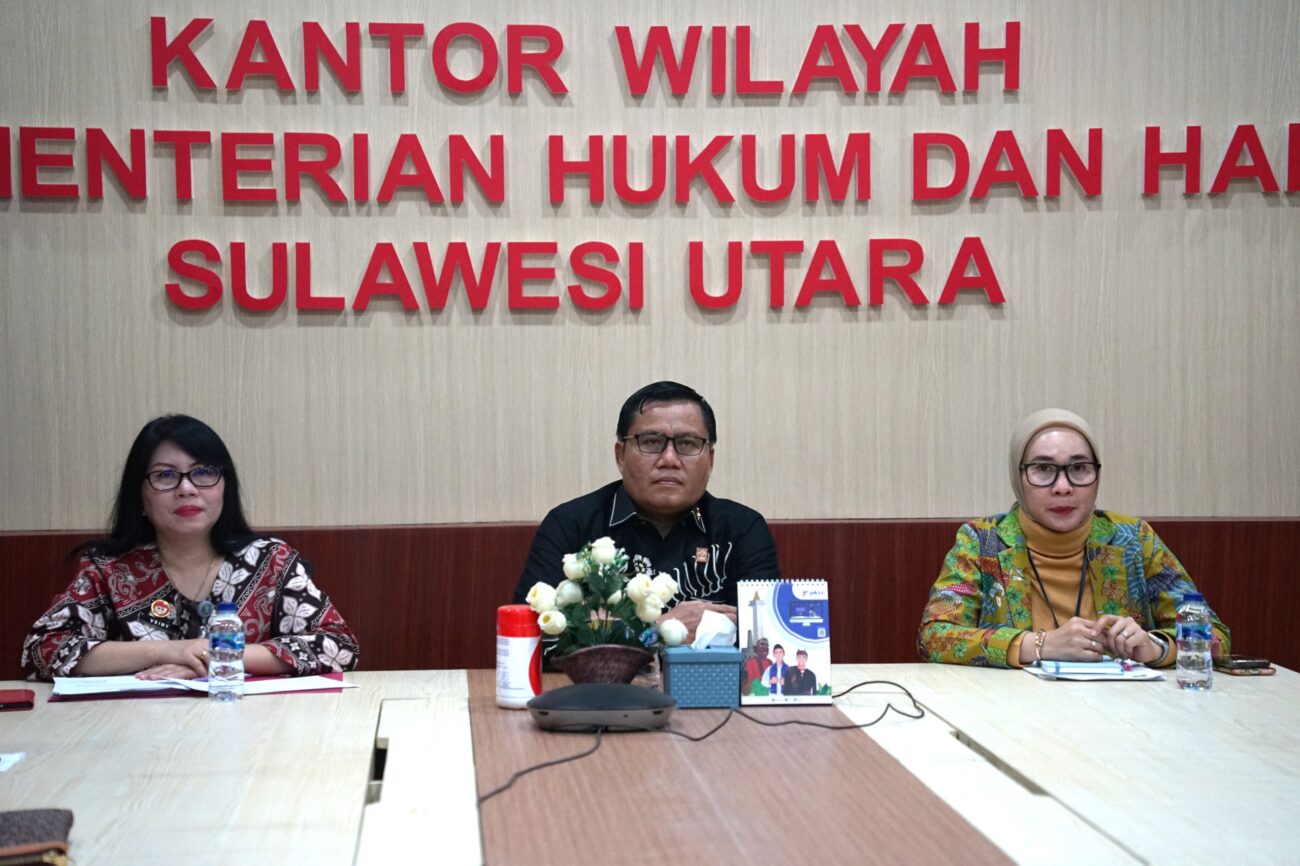 Kepala Kantor Wilayah Kementerian Hukum (Kemenkum) Sulawesi Utara, Kurniaman Telaumbanua bersama Kepala Divisi Peraturan Perundang-undangan dan Pembinaan Hukum, Veiby Koloay serta Tim Penyuluh Hukum Kanwil Kemenkum Sulut mengikuti rapat koordinasi terkait penilaian dan verifikasi Desa/Kelurahan Sadar Hukum.