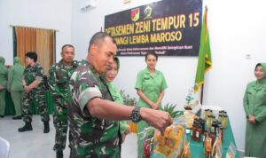 Pangdam XIII/Merdeka Mayjen TNI Suhardi bersama Ibu Ketua Persit Ny. Evi Suhardi, didampingi oleh Danrem 132/Tadulako, Brigjen TNI Deni Gunawan, S.E., serta Ketua Persit KCK Koorcab Rem 132 PD XIII/Merdeka, Ny. Inggrid Deni Gunawan melakukan kunjungan kerja ke Markas Yonif 714/SM, Poso, Sulawesi Tengah. Rabu (22/1/2025).