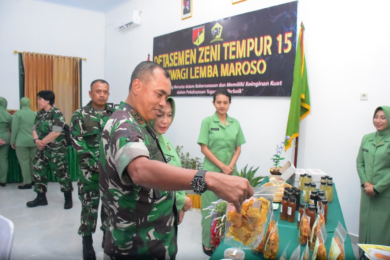 Pangdam XIII/Merdeka Mayjen TNI Suhardi bersama Ibu Ketua Persit Ny. Evi Suhardi, didampingi oleh Danrem 132/Tadulako, Brigjen TNI Deni Gunawan, S.E., serta Ketua Persit KCK Koorcab Rem 132 PD XIII/Merdeka, Ny. Inggrid Deni Gunawan melakukan kunjungan kerja ke Markas Yonif 714/SM, Poso, Sulawesi Tengah. Rabu (22/1/2025).
