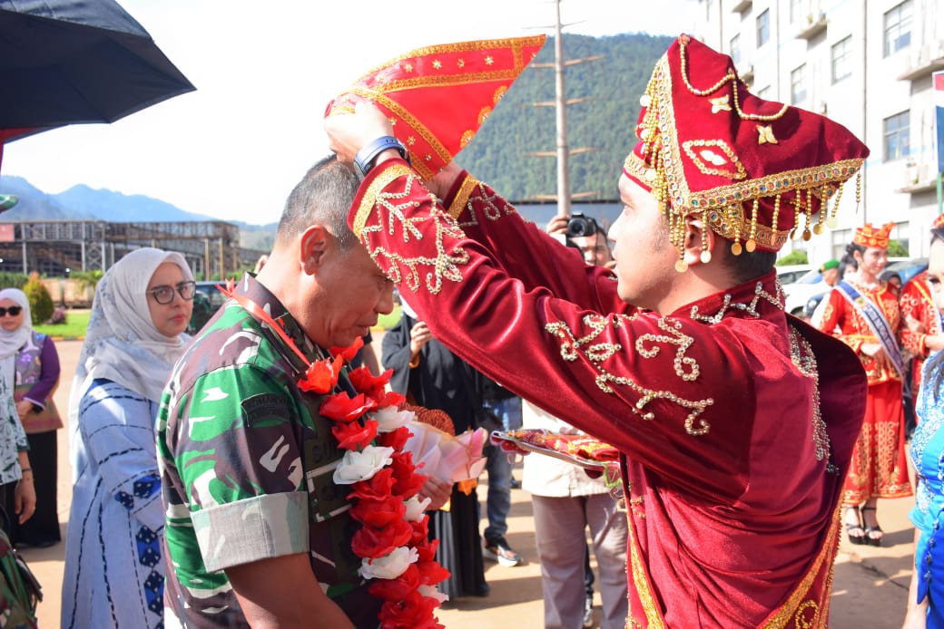 Mayjen TNI Suhardi Pangdam XIII/Merdeka, Mayjen TNI Suhardi bersama Ibu Ketua Persit Ny. Evi Suhardi, melakukan kunjungan kerja sekaligus silaturahmi ke Morowali Utara, Sulawesi Tengah. Kamis (23/1/2025).