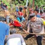 Puluhan personel Polres Minsel gabungan piket siaga, piket fungsi dan anggota Polsek Motoling, langsung bergerak cepat mendatangi lokasi kejadian, segera membantu proses evakuasi tanah longsor, dengan dibantu warga setempat bersama Koramil TNI.