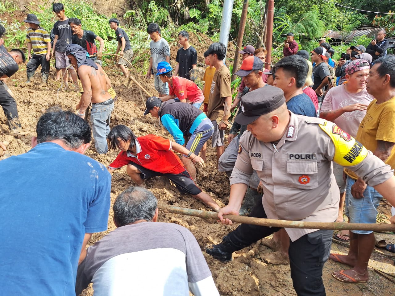 Puluhan personel Polres Minsel gabungan piket siaga, piket fungsi dan anggota Polsek Motoling, langsung bergerak cepat mendatangi lokasi kejadian, segera membantu proses evakuasi tanah longsor, dengan dibantu warga setempat bersama Koramil TNI.