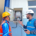 Manager PLN Unit Layanan Pelanggan (ULP) Bondowoso, Yuanito Yoga Pratama bersama petugas Pelayanan Teknik (Yantek) tengah memastikan keandalan pasokan listrik di salah satu sekolah penerima manfaat program Makan Bergizi Gratis (MBG) di Jawa Timur.