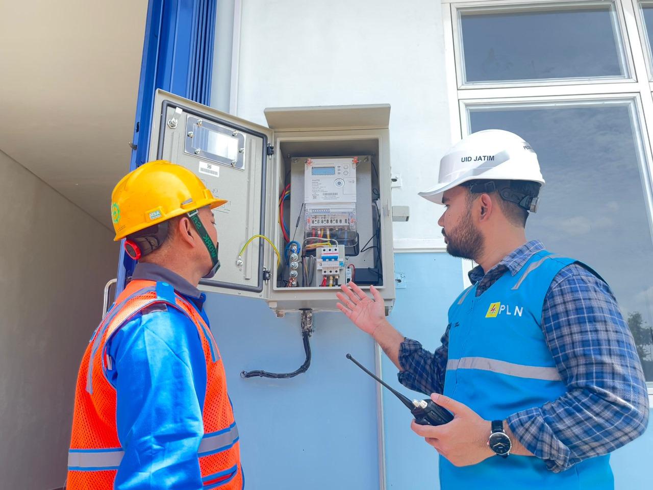 Manager PLN Unit Layanan Pelanggan (ULP) Bondowoso, Yuanito Yoga Pratama bersama petugas Pelayanan Teknik (Yantek) tengah memastikan keandalan pasokan listrik di salah satu sekolah penerima manfaat program Makan Bergizi Gratis (MBG) di Jawa Timur.