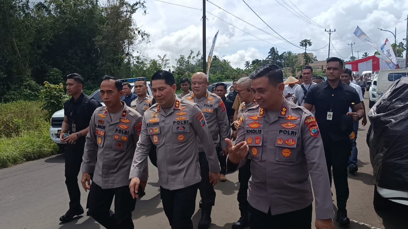 Kapolda Sulawesi Utara (Sulut) Irjen Pol. Roycke Harry Langie, S.I.K,. S.H., bersama Ketua Pengurus Daerah Bhayangkari Sulut Ny. Joan Roycke Langie, melakukan kunjungan kerja ke Polres Tomohon, Senin (24/2/2025).
