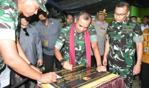 Danrem 133/NW Brigjen TNI Hari Pahlawantoro, S.Sos., mendampingi Pangdam XIII/Merdeka Mayjen TNI Suhardi, S.I.P., dalam acara peresmian program TNI Manunggal Air di wilayah Kodim 1313/Pohuwato.