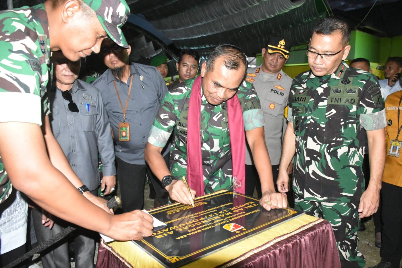 Danrem 133/NW Brigjen TNI Hari Pahlawantoro, S.Sos., mendampingi Pangdam XIII/Merdeka Mayjen TNI Suhardi, S.I.P., dalam acara peresmian program TNI Manunggal Air di wilayah Kodim 1313/Pohuwato.
