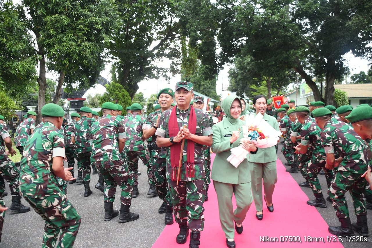 Minimalisir kerugian personel di jajaran Kodam XIII/Merdeka akibat kelalaian personel, Pangdam XIII/Merdeka Mayjen TNI Suhardi sampaikan beberapa poin penting dalam pengarahaannya saat berkunjung di Mako Yonif 713/Satya Tama. Selasa (11/2/2025)