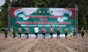 Ketahanan pangan nasional, Kapolri Jenderal Pol. Listyo Sigit Prabowo menghadiri kegiatan penanaman jagung di Kabupaten Bantul, Yogyakarta.