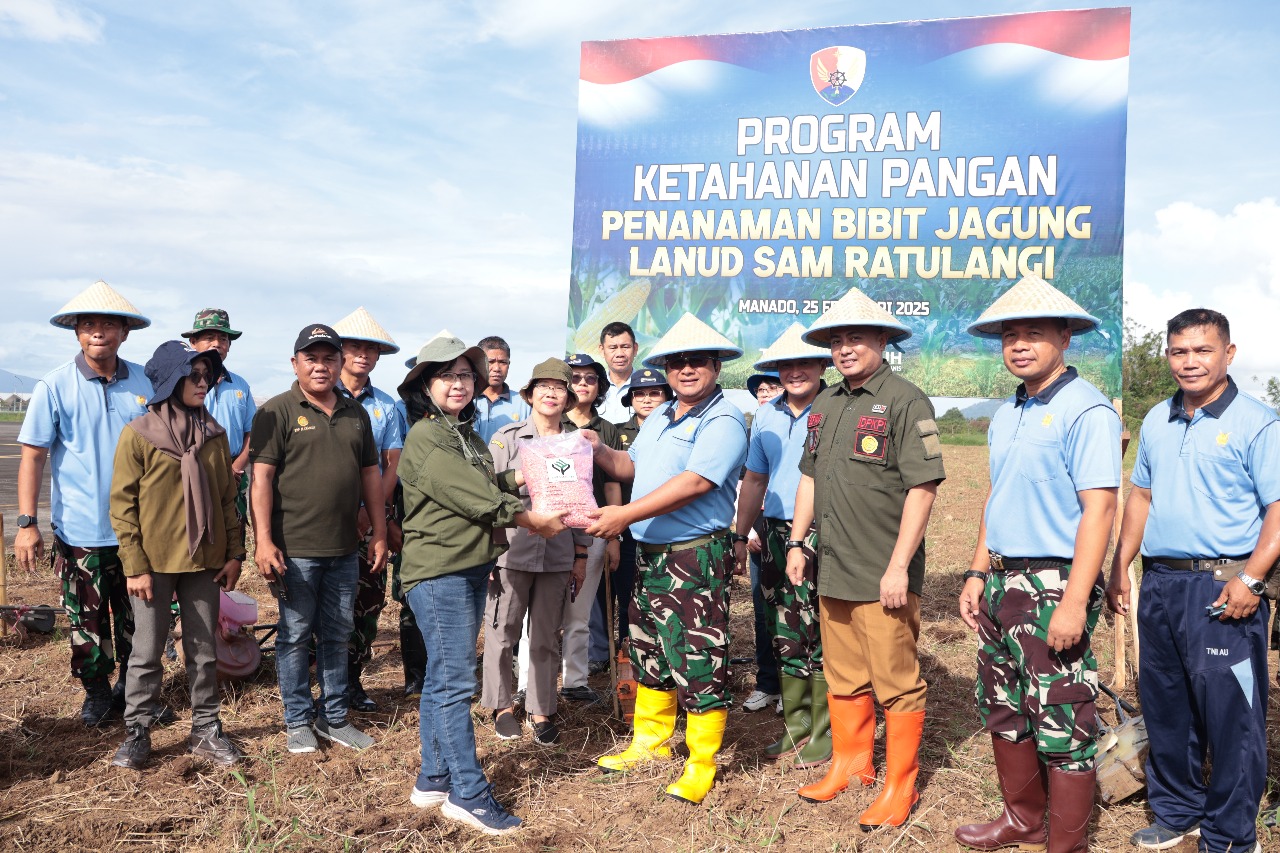 Berkolaborasi dengan Dinas Pertanian, Kelautan, dan Perikanan Kota Manado serta Badan Standarisasi Instrumen Pertanian (BSIP) Provinsi Sulawesi Utara, Lanud Sam Ratulangi perkuat program ketahanan pangan dengan menanam bibit jagung varietas Jakarin di Baseops Timur Lanud Sam Ratulangi, Minahasa Utara, Sulawesi Utara. Selasa (25/2/2025).