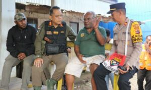 Kasatgas Humas Ops Damai Cartenz-2025, Kombes Pol Yusuf Sutejo, S.I.K., M.T., mengadakan silaturahmi dengan Ketua Dewan Adat Pegunungan Bintang, Bapak Angel Uropmabin, di Oksibil, Kabupaten Pegunungan Bintang, Provinsi Papua Pegunungan.