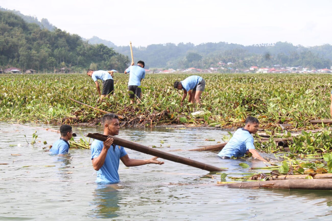 Jaga kelestarian lingkungan, personel Lanud Sam Ratulangi dukung upaya Pemerintah Provinsi Sulawesi Utara dalam revitalisasi Danau Tondano di Desa Tasuka, Kakas, Minahasa, Sulawesi Utara. Selasa (18/2/2025).