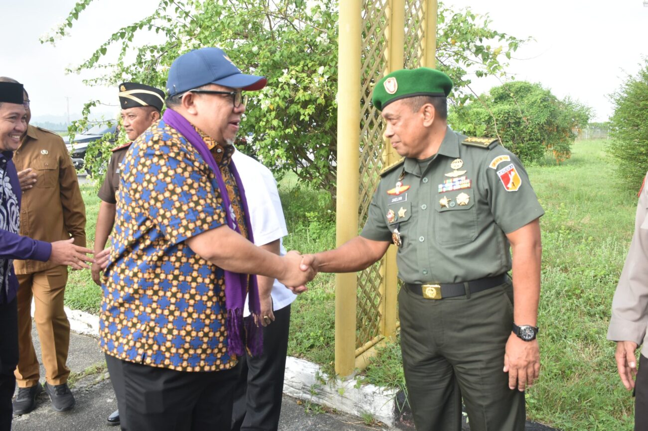 Kasrem 133/Nani Wartabone Kolonel Inf Jaelan, S.I.P., M.Han., menghadiri penjemputan Wakil Menteri Perumahan dan Kawasan Permukiman Republik Indonesia Bapak Fahri Hamzah SE., bertempat di VIP room Bandara Lama Djalaludin Desa Tolotio Kecamatan Tibawa Kabupaten Gorontalo. Selasa (25/02/2025).