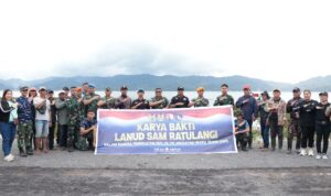 Ciptakan Danau Tondano Bersinar, Personel Lanudsri Bantu Bersihkan Eceng Gondok