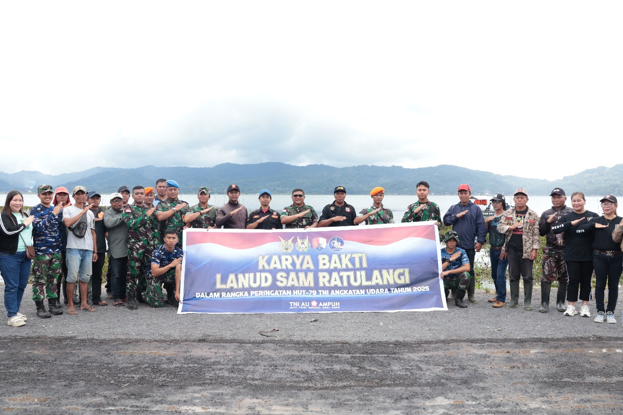 Ciptakan Danau Tondano Bersinar, Personel Lanudsri Bantu Bersihkan Eceng Gondok