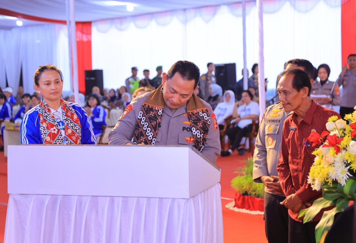 Kapolri Jenderal Pol. Listyo Sigit Prabowo meresmikan pembangunan jalan dan saluran irigasi serta menyerahkan bantuan sosial dalam kegiatan yang berlangsung di Bulak Sawah, Kelurahan Garongan, Kecamatan Panjatan, Kulonprogo, Daerah Istimewa Yogyakarta, Sabtu (15/2/2025).