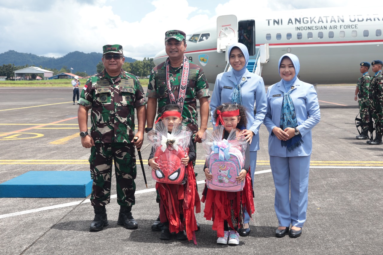 Kunjungi Kota Manado, Danlanudsri Sambut Kedatangan Kasau
