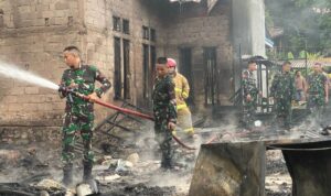 Prajurit Yonif 713/ST Gercep Padamkan Api di Desa Posso