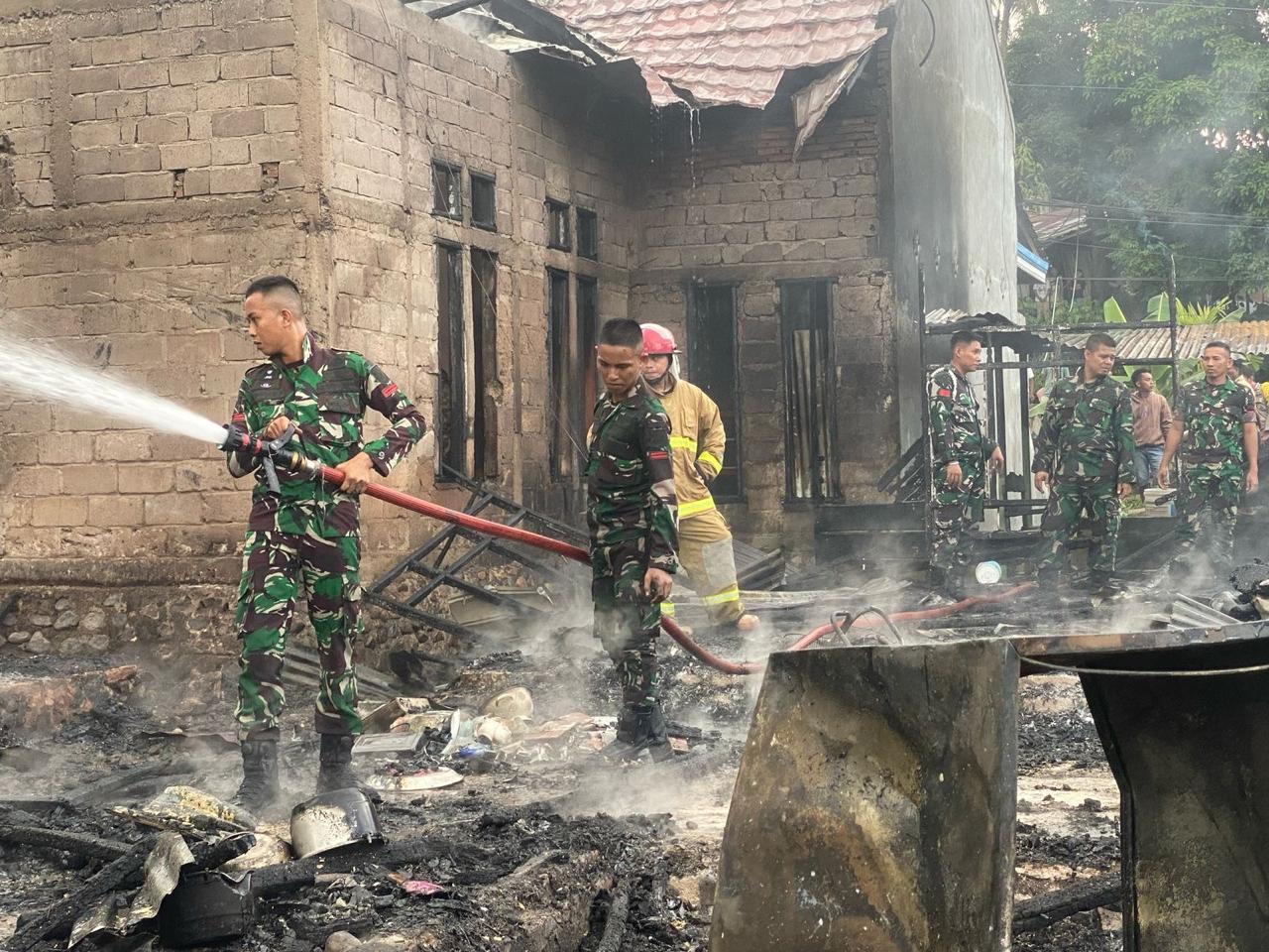 Prajurit Yonif 713/ST Gercep Padamkan Api di Desa Posso