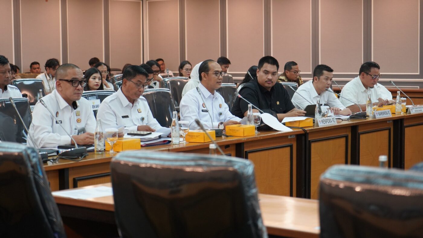 Komisi XIII Dewan Perwakilan Rakyat (DPR) secara resmi mendukung penuh pemberian kewarganegaraan Republik Indonesia terhadap tiga atlet sepak bola yang memiliki garis keturunan Warga Negara Indonesia (WNI), yakni Dion Wilhelmus Eddy Markx, Tim Henri Victor Geypens, dan Ole Lennard ter Haar Romenij.