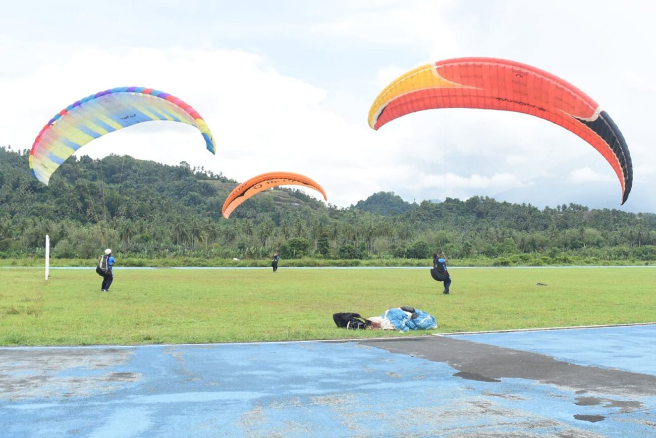 Lanudsri menggelar latihan ground handling paralayang untuk meningkatkan kemampuan personel, di Lapangan Karpet Biru, Manado, Sulawesi Utara. Selasa (18/2/2025).