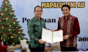 Ketua K3M TNI AU yang baru Kolonel Pnb Abram Tumanduk dan Ketua lama Marsma TNI Aldrin P Mongan., berpose bersama.