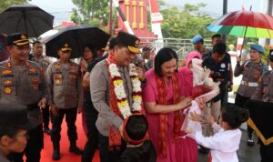 Kapolda Sulawesi Utara (Sulut) Irjen Pol Roycke Harry Langie didampingi Ketua Pengurus Daerah Bhayangkari Sulut Ny. Joan Roycke Langie, melanjutkan agenda kunjungan kerja ke Polres Minahasa, pada Senin (24/2/2025) siang.