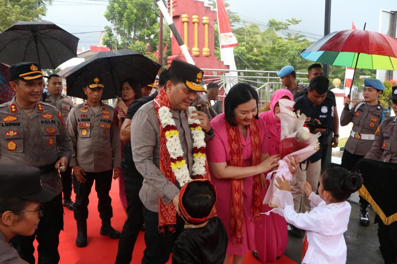 Kapolda Sulawesi Utara (Sulut) Irjen Pol Roycke Harry Langie didampingi Ketua Pengurus Daerah Bhayangkari Sulut Ny. Joan Roycke Langie, melanjutkan agenda kunjungan kerja ke Polres Minahasa, pada Senin (24/2/2025) siang.