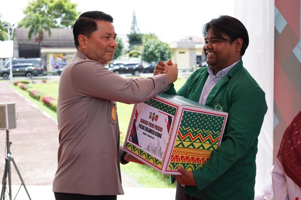 Polda Sulawesi Utara (Sulut) melaksanakan bakti sosial (Baksos) Polri Presisi bersama mahasiswa, Aliansi Badan Eksekutif Mahasiswa (BEM) dan Organisasi Kemasyarakatan Pemuda (OKP) dalam rangka menyambut bulan suci Ramadan 1446 H, Kamis (27/2/2025).