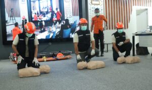 Tim TRC PLN UID Suluttenggo melakukan simulasi pertolongan pertama pada orang yang mengalami henti napas dan henti jantung dengan melakukan kombinasi antara pijat luar jantung dan pemberian bantuan pernafasan untuk menghidupkan kembali korban dan mencegah kematian biologis dengan menjaga mekanisme kerja jantung dan paru-paru korban.