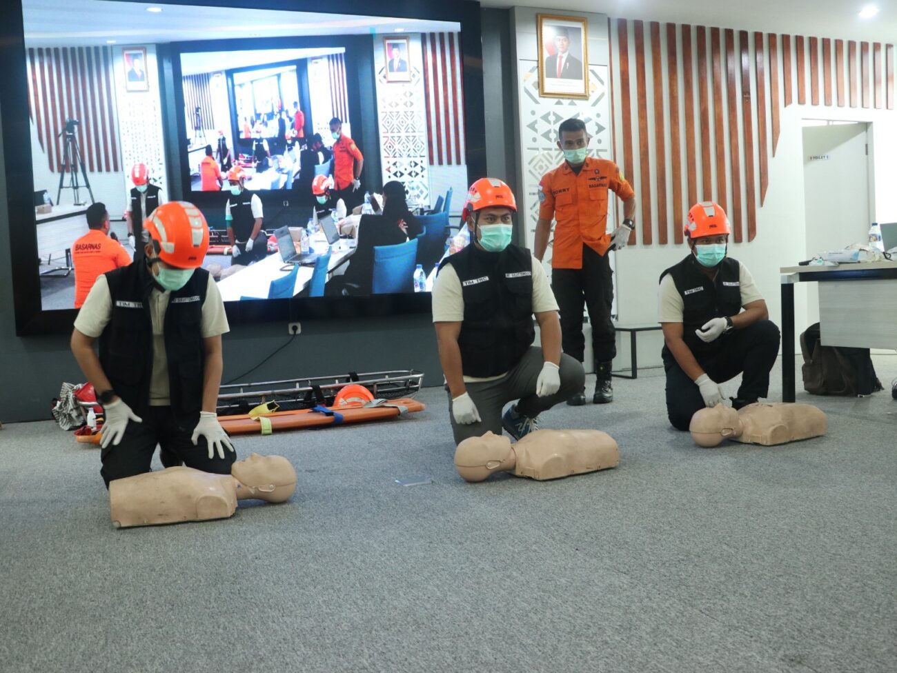 Tim TRC PLN UID Suluttenggo melakukan simulasi pertolongan pertama pada orang yang mengalami henti napas dan henti jantung dengan melakukan kombinasi antara pijat luar jantung dan pemberian bantuan pernafasan untuk menghidupkan kembali korban dan mencegah kematian biologis dengan menjaga mekanisme kerja jantung dan paru-paru korban.