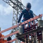 Potret petugas PLN melakukan inspeksi menyeluruh, pengujian peralatan, serta pemeliharaan preventif untuk memastikan trafo berfungsi optimal di Gardu Induk (GI) Sangatta, Kalimantan Timur.