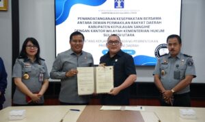 Kantor Wilayah Kementerian Hukum Sulawesi Utara (Kanwil Kemenkum Sulut) bersama Dewan Perwakilan Rakyat Daerah (DPRD) Kabupaten Kepulauan Sangihe menandatangani kesepakatan kerjasama di bidang pembentukan produk hukum daerah, Senin (17/02).