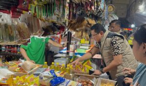 Satgas Pangan Polri bersama Badan Kebijakan Perdagangan (BKPN) Kementerian Perdagangan melakukan monitoring harga dan ketersediaan bahan pokok di Pasar Kebayoran Lama.