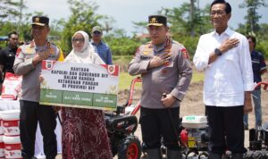 Kapolri Jenderal Pol Listyo Sigit Prabowo dan Gubernur DIY, Sri Sultan Hamengku Buwono X menanam jagung bersama di Dusun Klaras, Canden, Jetis, Bantul, Yogyakarta.