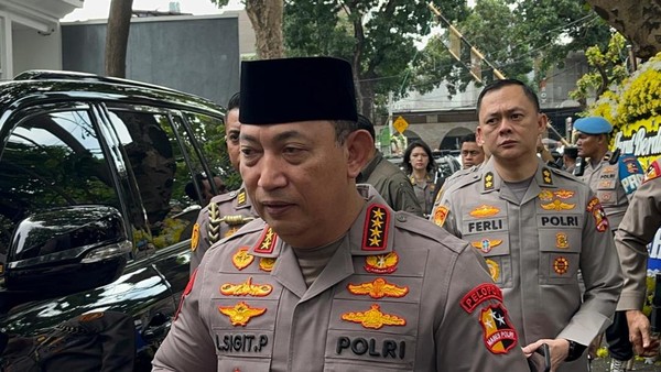 Kapolri Jenderal Pol. Listyo Sigit Prabowo melayat ke rumah duka eks Wakapolri sekaligus Eks Menpan-RB Komjen (Purn) Syafruddin Kambo.