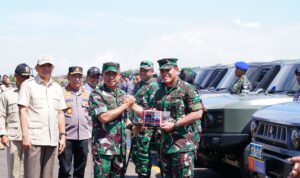 Panglima TNI Jenderal TNI Agus Subiyanto bersama Kapolri Jenderal Pol. Listyo Sigit Prabowo menerima penyerahan Kendaraan Khusus (Ransus) Maung MV3 buatan PT. Pindad yang dilakukan secara simbolis oleh Menteri Pertahanan (Menhan) RI Sjafrie Sjamsoeddin, bertempat di Appron Lanud Husein Sastranegara, Bandung, Jawa Barat. Sabtu (01/03/2025)