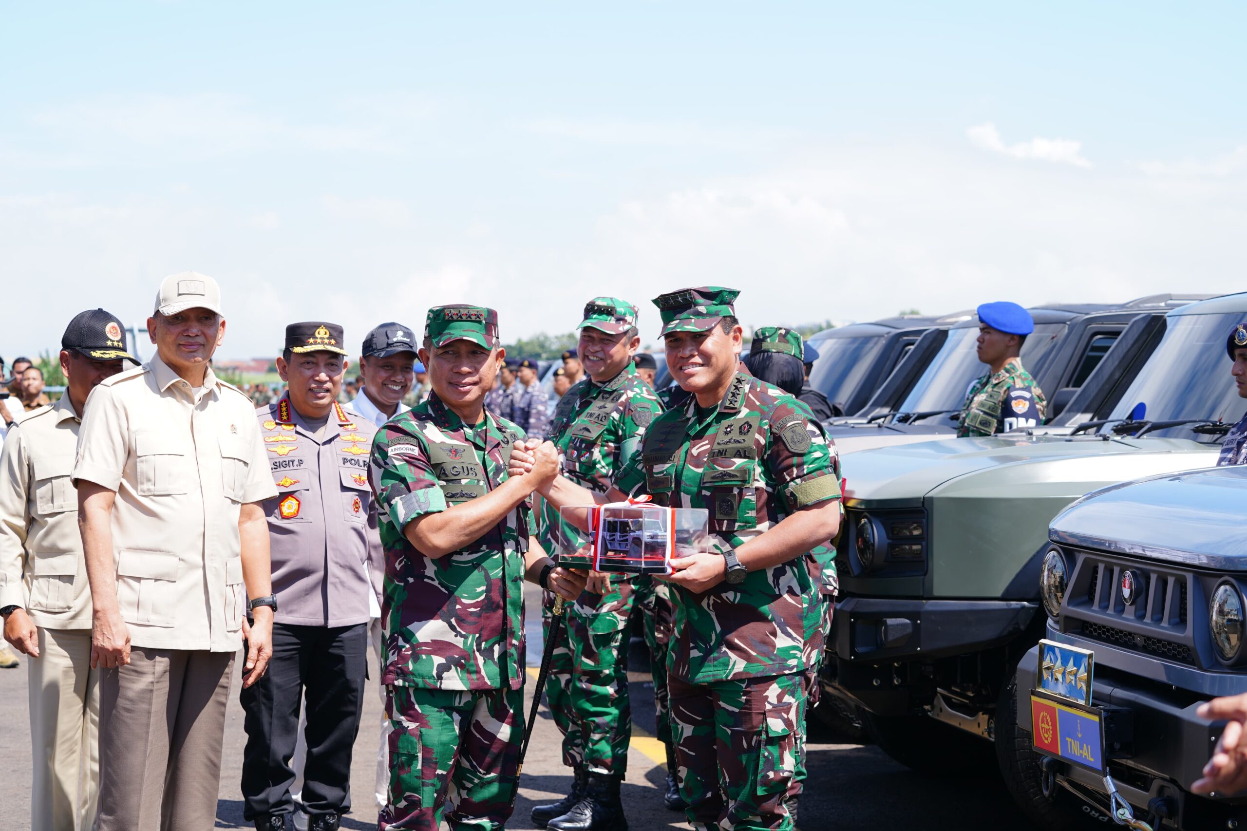 Panglima TNI Jenderal TNI Agus Subiyanto bersama Kapolri Jenderal Pol. Listyo Sigit Prabowo menerima penyerahan Kendaraan Khusus (Ransus) Maung MV3 buatan PT. Pindad yang dilakukan secara simbolis oleh Menteri Pertahanan (Menhan) RI Sjafrie Sjamsoeddin, bertempat di Appron Lanud Husein Sastranegara, Bandung, Jawa Barat. Sabtu (01/03/2025)