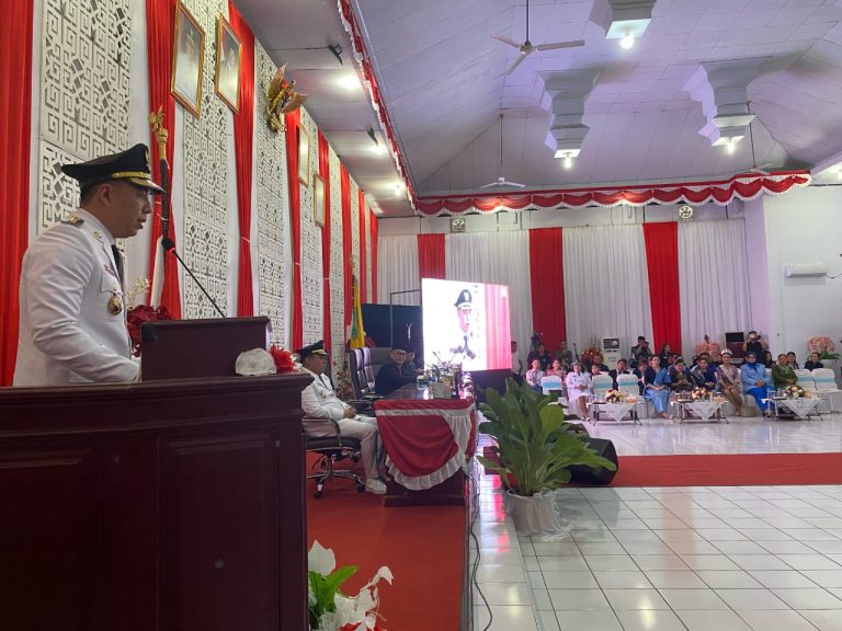 Seusai resmi menakhodai bumi Tampungang Lawo periode 2025 – 2030, Bupati Terpilih Michael Thungari memberikan pidato perdananya dalam Rapat Paripurna DPRD Kabupaten Kepulauan Sangihe dengan agenda serah terima jabatan dan mendengarkan Pidato perdana Bupati, Senin (03/03/25).