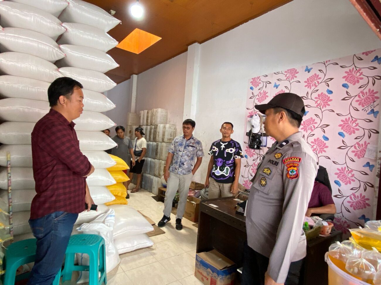 Polres Minahasa terus melaksanakan pemantauan dan koordinasi terkait harga serta ketersediaan Bahan Pokok dan Penting (Bapokting) di dua pasar utama, yakni Pasar Tradisional Tondano dan Pasar Langowan, pada Jumat (07/03/2025).