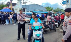 Satlantas Polres Minahasa membagikan takjil kepada umat Muslim di Tondano yang sedang menjalankan ibadah puasa Ramadan 1447 H, Jumat (7/3/2025).