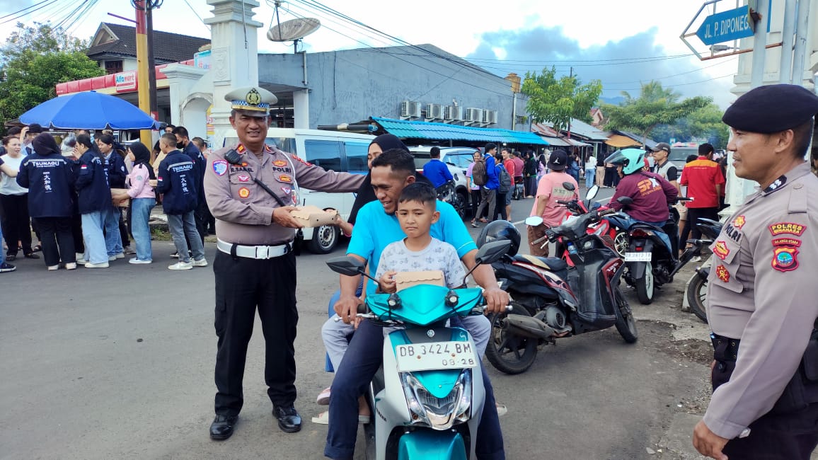 Satlantas Polres Minahasa membagikan takjil kepada umat Muslim di Tondano yang sedang menjalankan ibadah puasa Ramadan 1447 H, Jumat (7/3/2025).