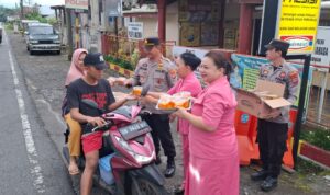 Polsek Langowan bersama Bhayangkari Ranting Langowan menggelar kegiatan sosial berupa pembagian takjil kepada pengguna jalan di kompleks Taman Cita Waya, Pusat Kota Langowan, Sabtu (8/3/2025) mulai pukul 16.30 WITA, dalam rangka menyambut bulan suci Ramadhan 1446 H.