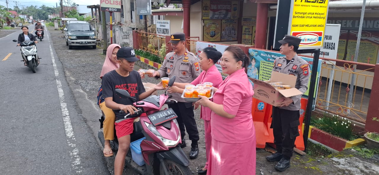 Polsek Langowan bersama Bhayangkari Ranting Langowan menggelar kegiatan sosial berupa pembagian takjil kepada pengguna jalan di kompleks Taman Cita Waya, Pusat Kota Langowan, Sabtu (8/3/2025) mulai pukul 16.30 WITA, dalam rangka menyambut bulan suci Ramadhan 1446 H.