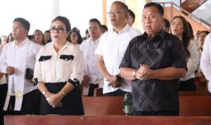 Bupati Minahasa Dr. Robby Dondokambey SSi, MM, bersama Ketua TP-PKK Ny. Martina Dondokambey- Lengkong menghadiri Ibadah Minggu Sengsara Pertama sekaligus Pelantikan Panitia Hari Persatuan Komisi Pelayanan Wanita/Kaum Ibu (KP/WKI) Sinode GMIM Tahun 2025 di Gereja GMIM Riedel Wawalintouan, Minggu (9/3/2025).