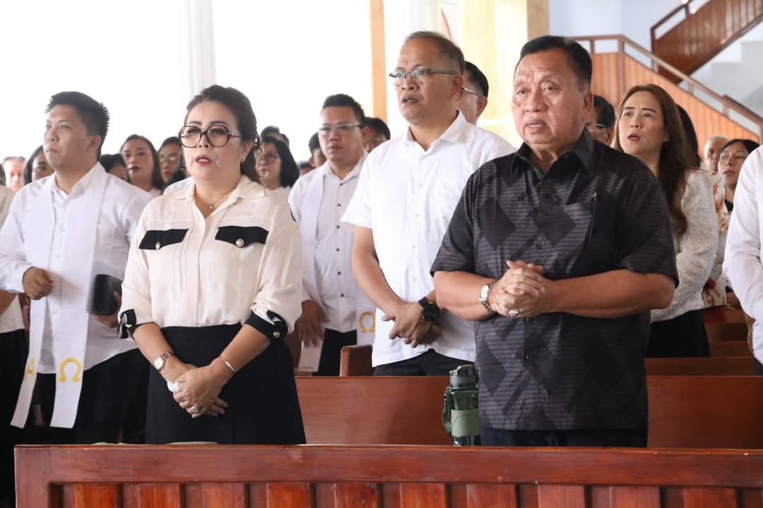 Bupati Minahasa Dr. Robby Dondokambey SSi, MM, bersama Ketua TP-PKK Ny. Martina Dondokambey- Lengkong menghadiri Ibadah Minggu Sengsara Pertama sekaligus Pelantikan Panitia Hari Persatuan Komisi Pelayanan Wanita/Kaum Ibu (KP/WKI) Sinode GMIM Tahun 2025 di Gereja GMIM Riedel Wawalintouan, Minggu (9/3/2025).