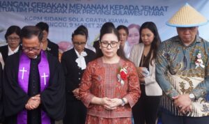 Wabub Minahasa, Pnt. Vanda Sarundajang, S.S., menghadiri Ibadah Minggu yang dirangkaikan dengan Pengurapan Gembala dan Peneguhan Diaken di KGPM Sidang Sola Gratia Kiawa.