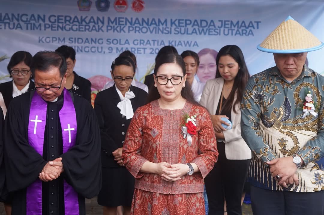 Wabub Minahasa, Pnt. Vanda Sarundajang, S.S., menghadiri Ibadah Minggu yang dirangkaikan dengan Pengurapan Gembala dan Peneguhan Diaken di KGPM Sidang Sola Gratia Kiawa.